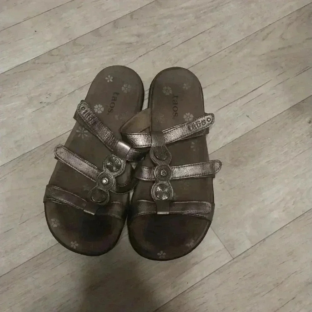 Taos Women’s Sz 10 leather sandals shoes pewter adjustable straps narrow feet